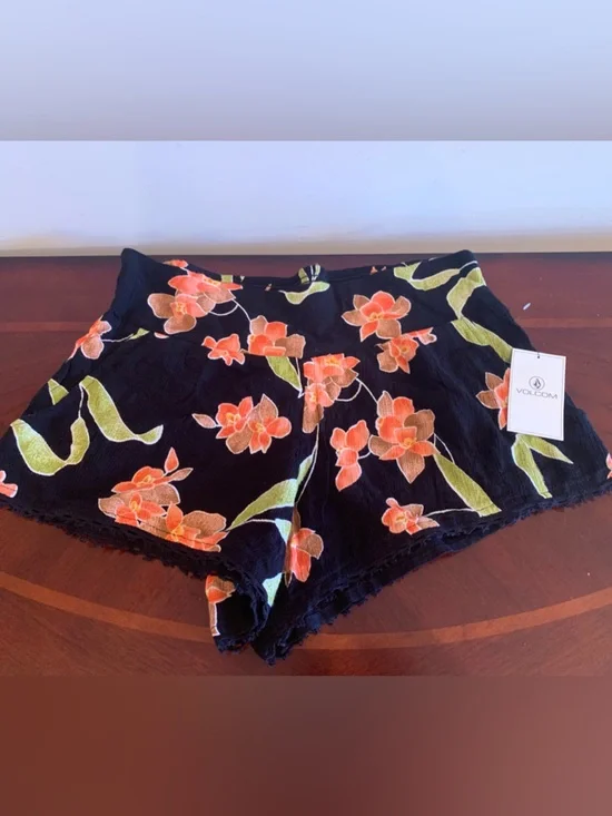 NWT Volcom Black Floral Smocked-Waist Shorts - Picture 5 of 10